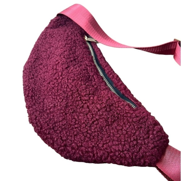Bearpaw Fanny Pack Bag Shearling Adjustable Fanny Pack Burgundy Dark Red - Picture 2 of 8